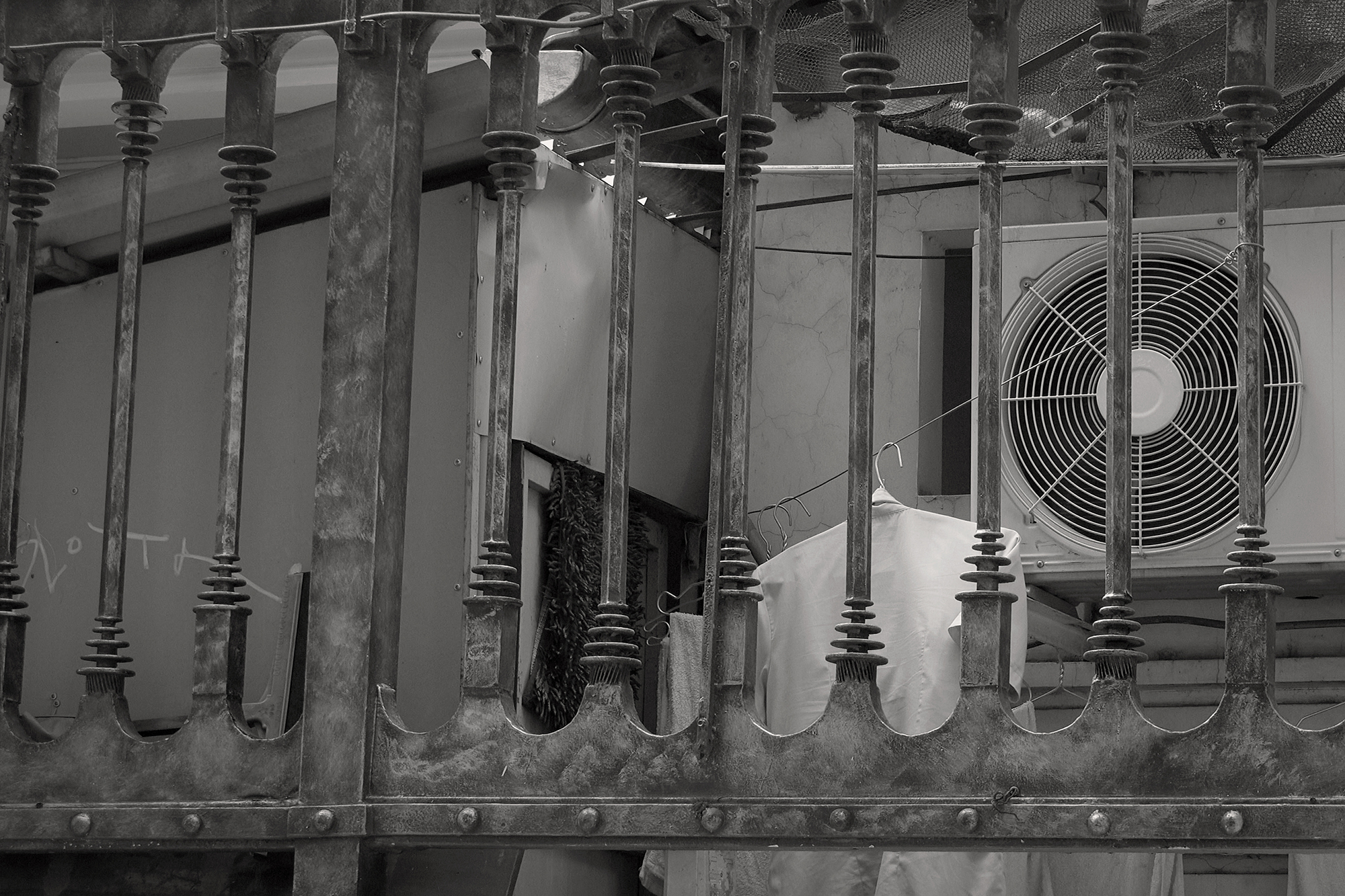 Christoph Radke, Vietnam, Saigon, Klimagerät und zum trocknen aufgehängte Wäsche, 2018